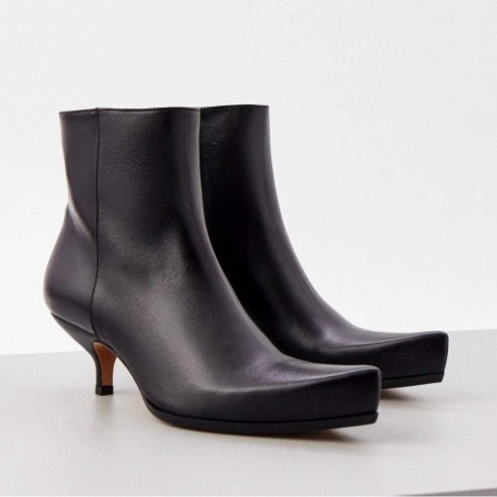 Sports Max Viale Boots. Size 37 US Size 7. 100% Leather. New In Box. MSRP $945 - Picture 3 of 10